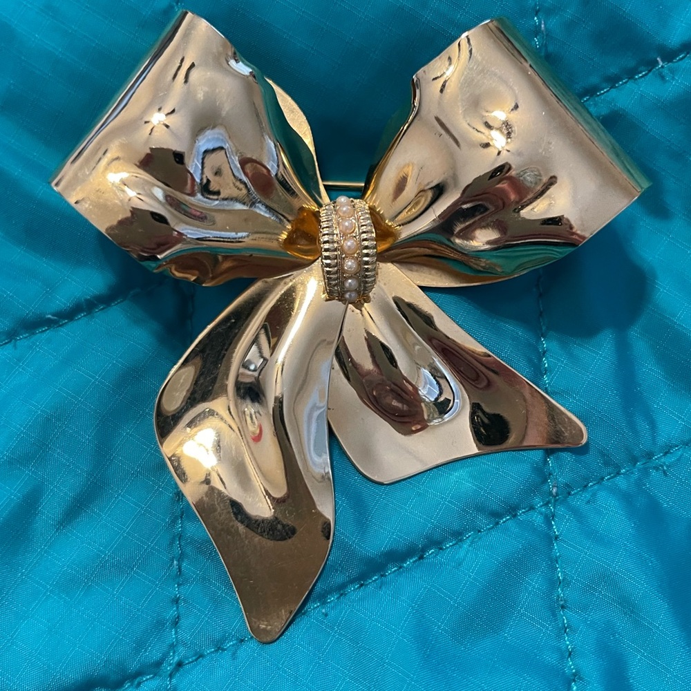 Vintage Gold Tone Bow Brooch Large Sculptural High Polish Pearl Center Pin - Picture 3 of 5